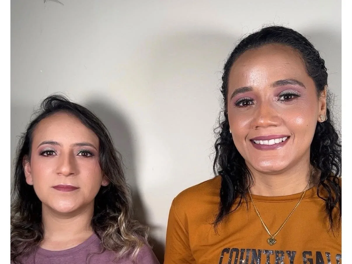 Dos mujeres con maquillaje profesional terminado