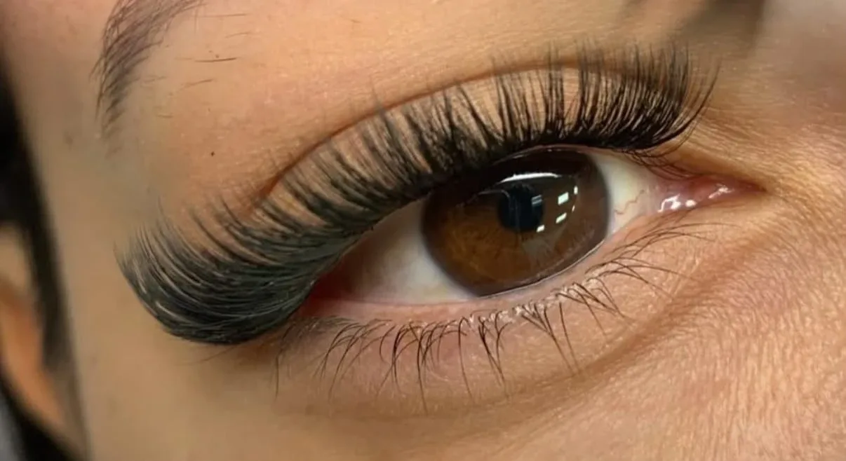 Ojo con extensiones de pestañas y mirada expresiva
