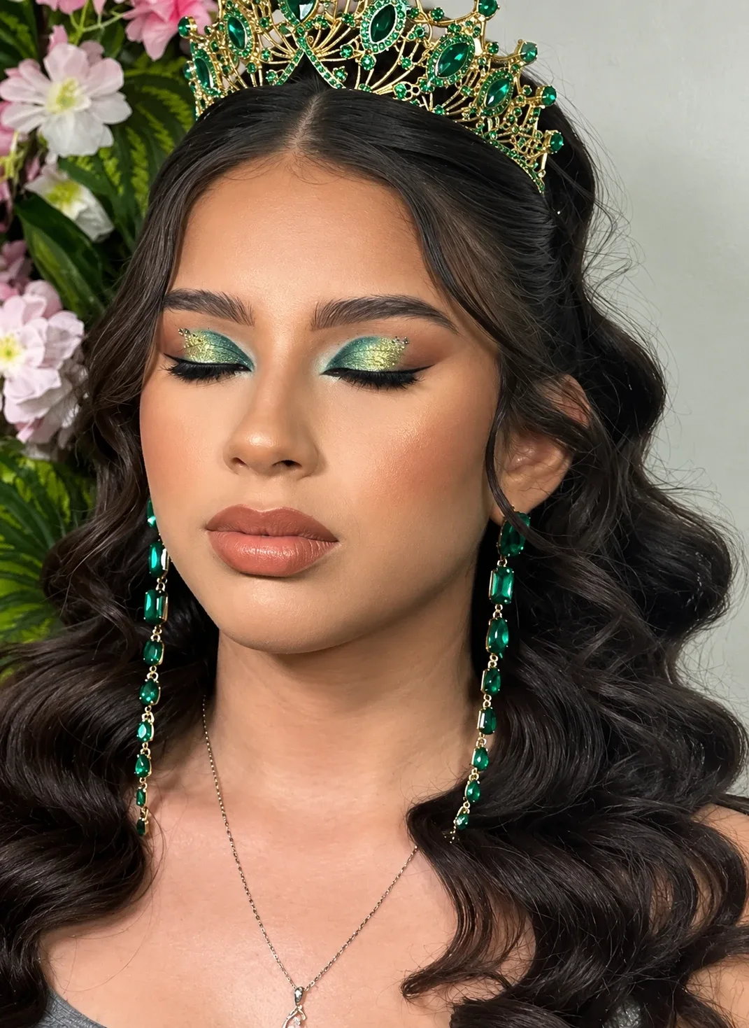 Quinceañera con maquillaje de sombras esmeralda