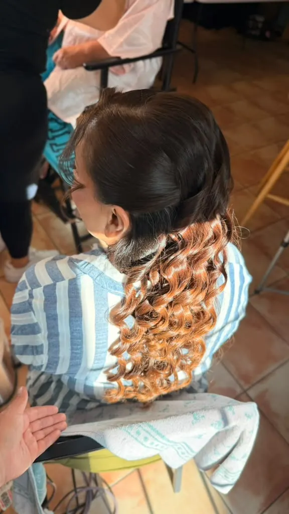 Peinado con rizos definidos