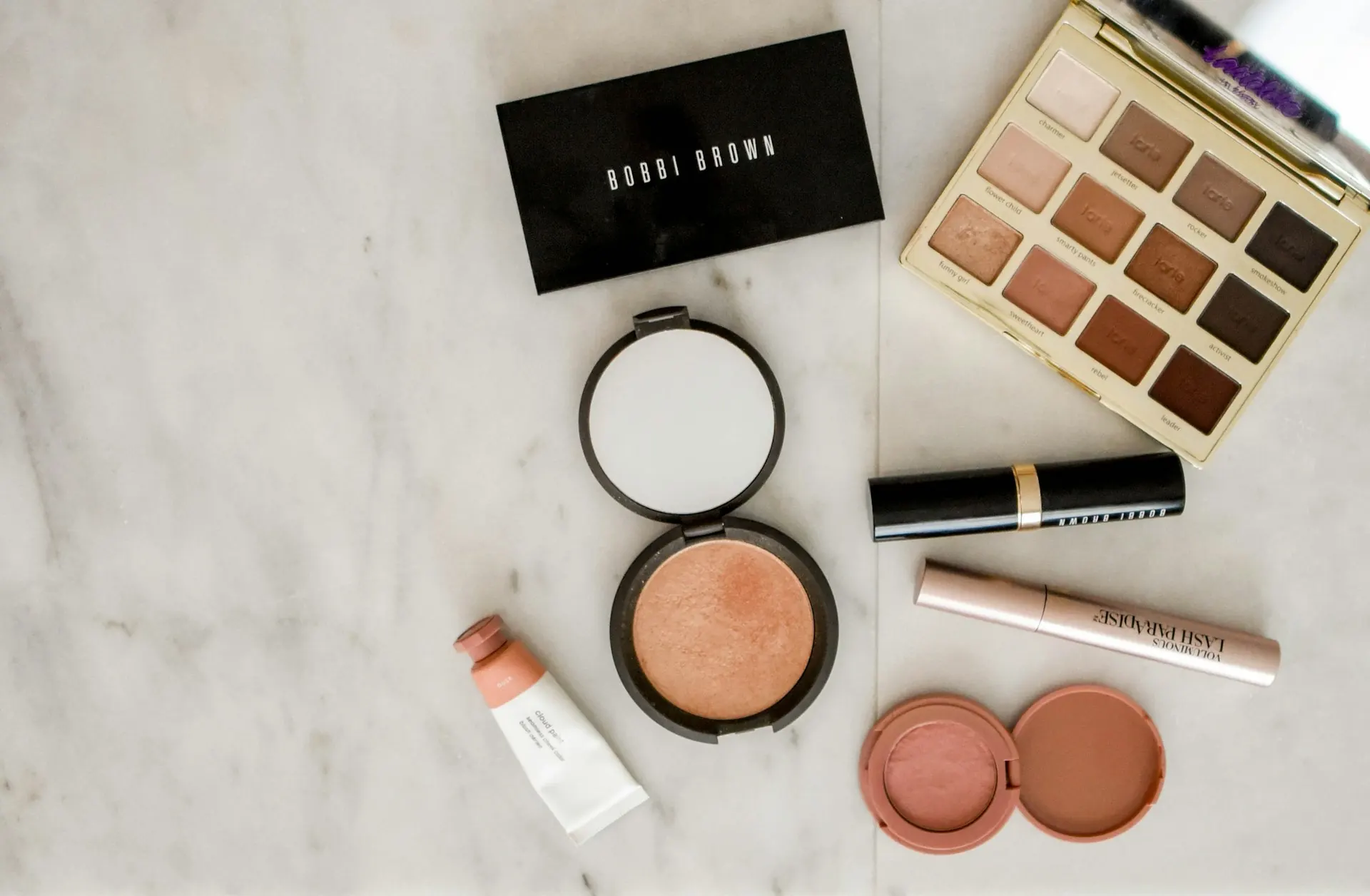 Productos de maquillaje sobre mármol