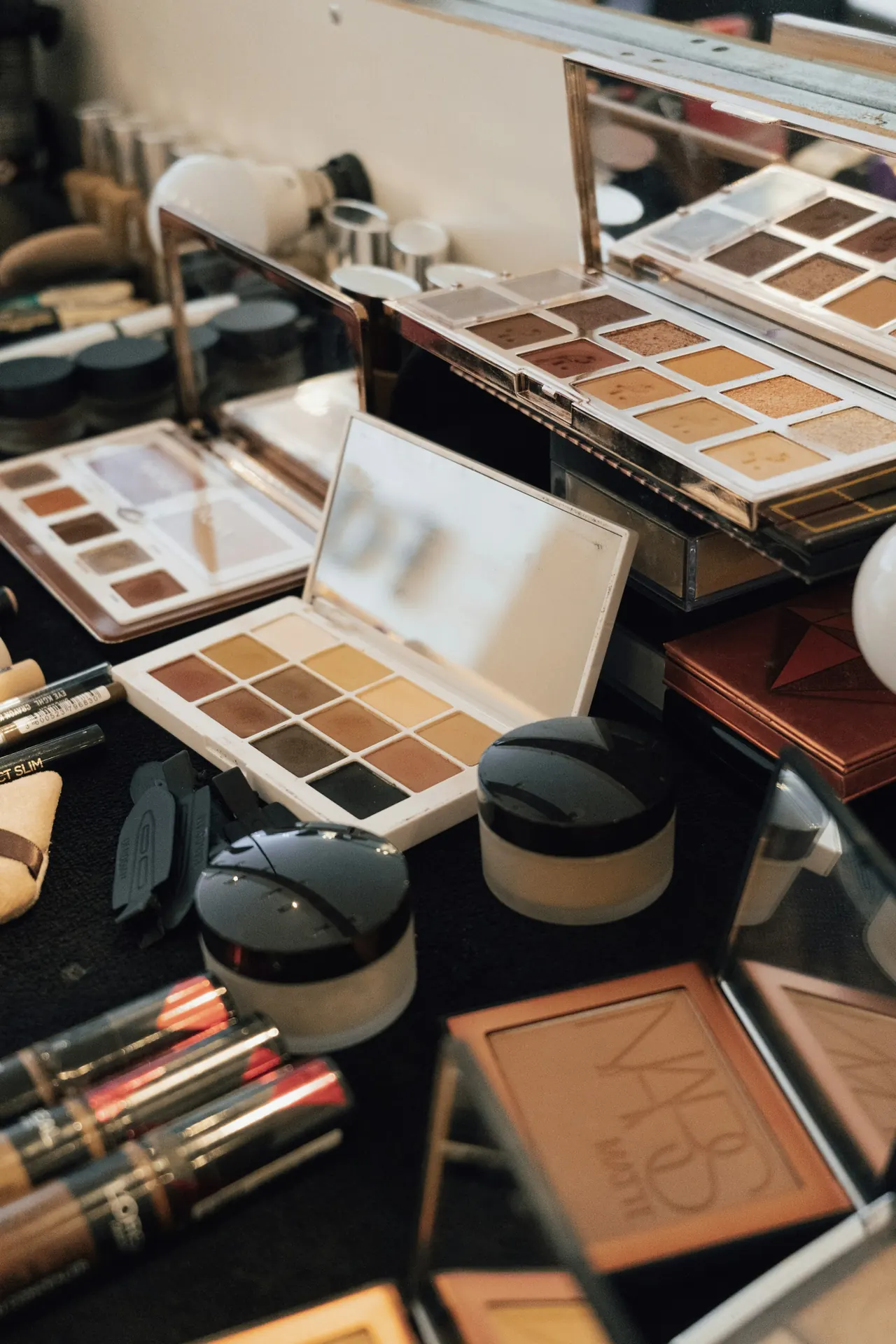 Paletas de sombras y productos de maquillaje