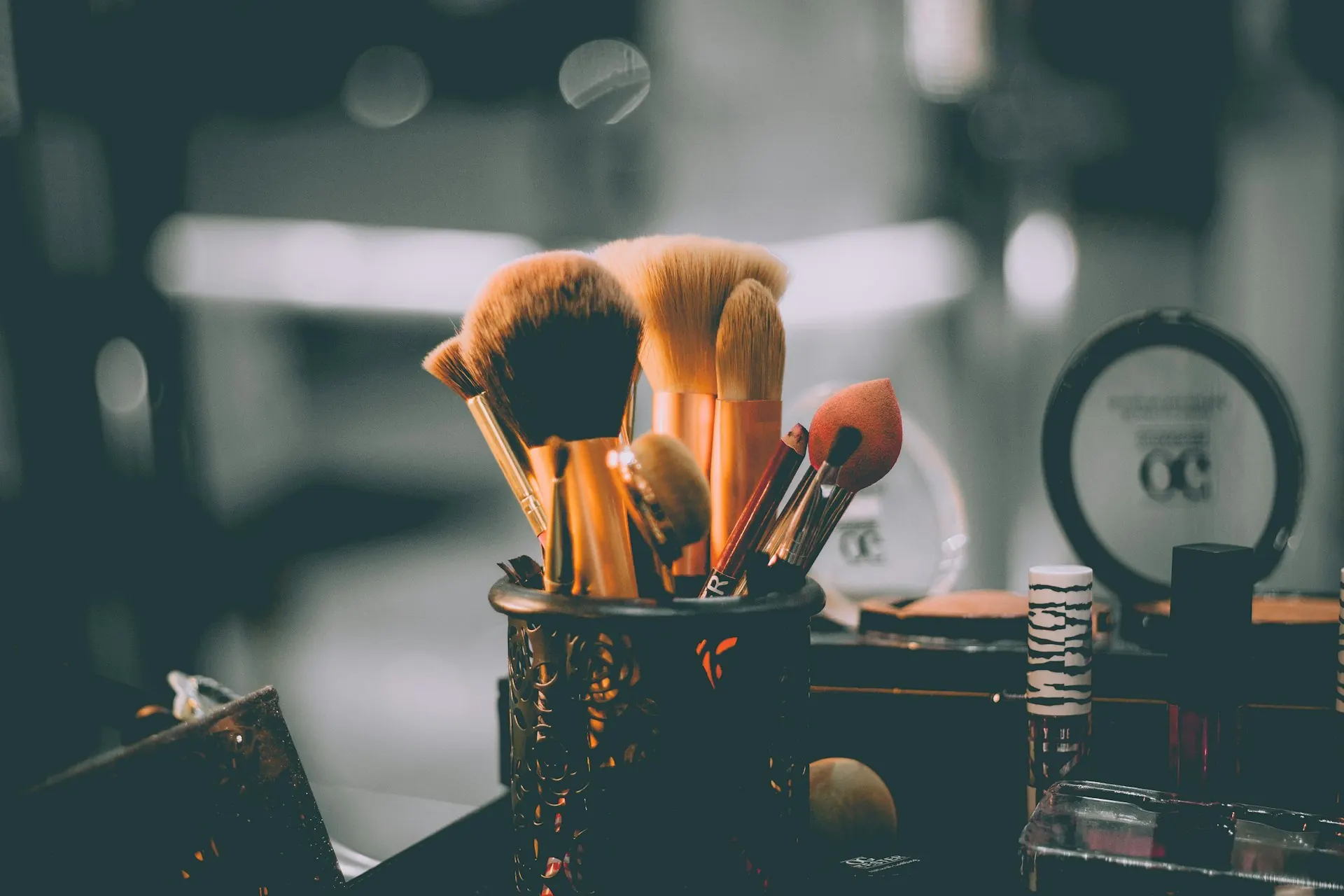 Pinceles de maquillaje en un estudio